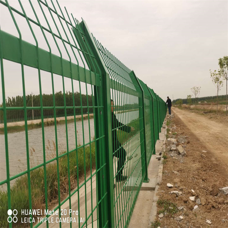 厂家销售水库水源地防护网 水源保护区隔离网 水库钢板网围栏网