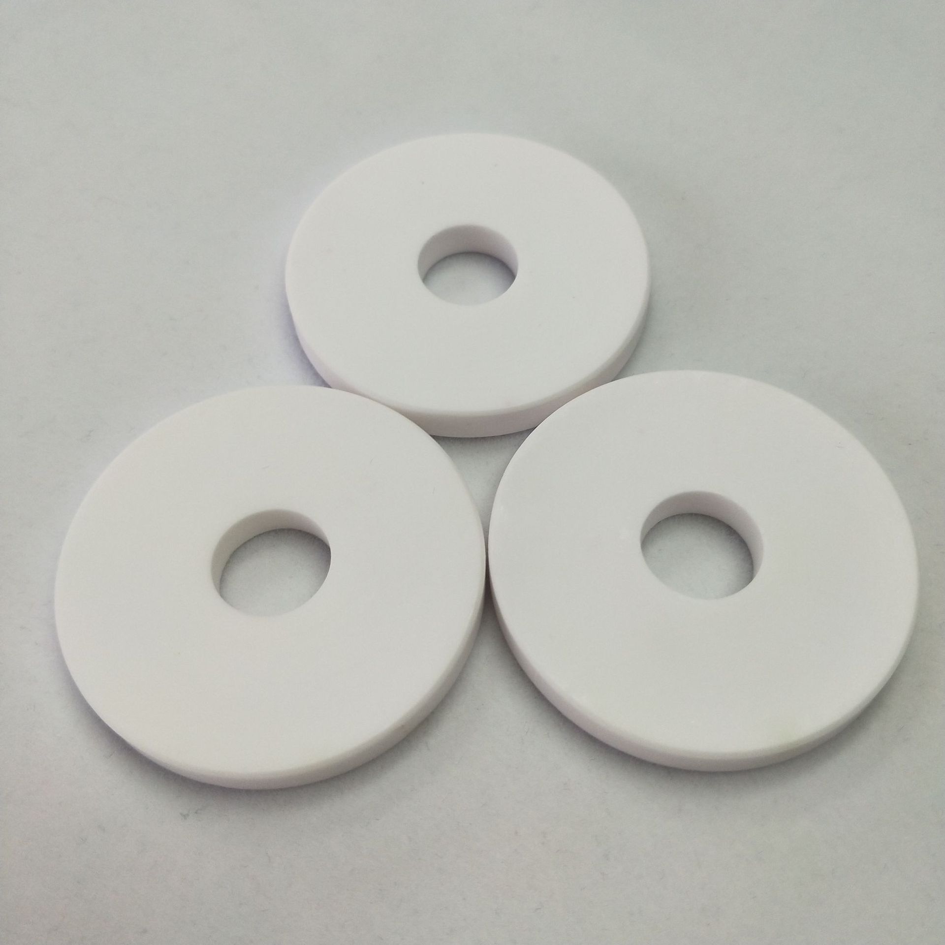 白色氧化铝陶瓷圆片 耐高温带孔绝缘陶瓷基片精密陶瓷垫片