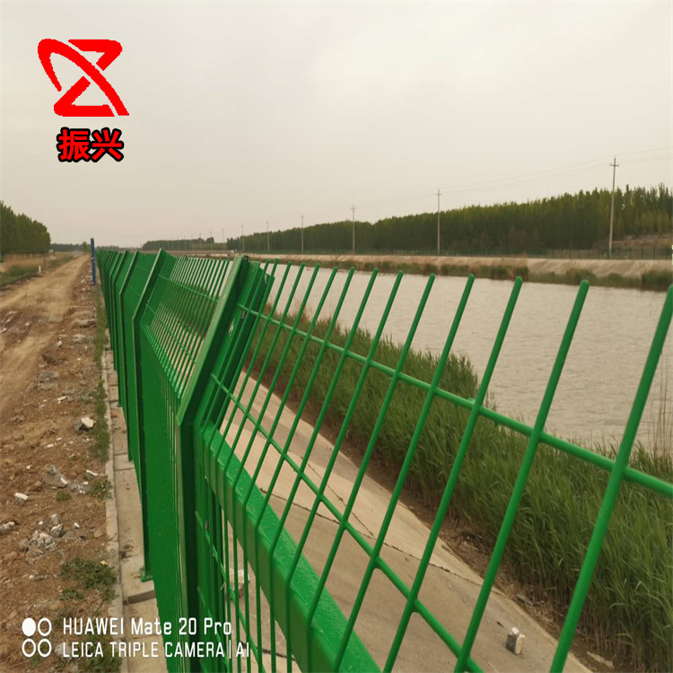 水源地护栏 供应水库鱼塘带边框护栏网 河道安全铁丝网隔离栅栏