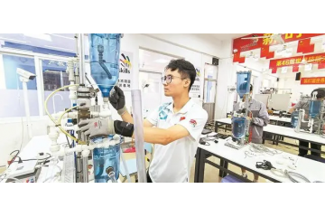 一人管理一個“污水處理廠” 比拼將廢水變為可用清水