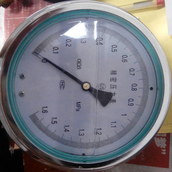 YB150A精密压力表清晰准确 外形美观新颖